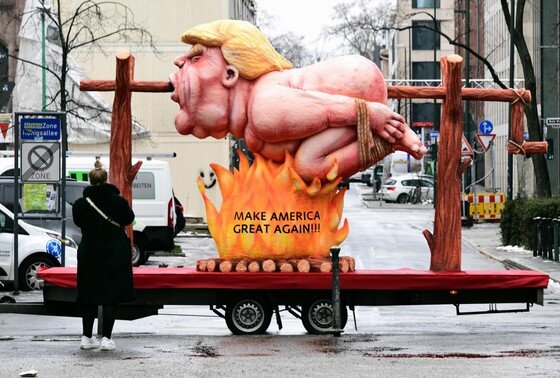    Хотя карнавал был отменен из-за коронавируса, изготовитель плавучих платформ Жак Тилли отправляет несколько тематических платформ через почти пустой Дюссельдорф, 2021 год