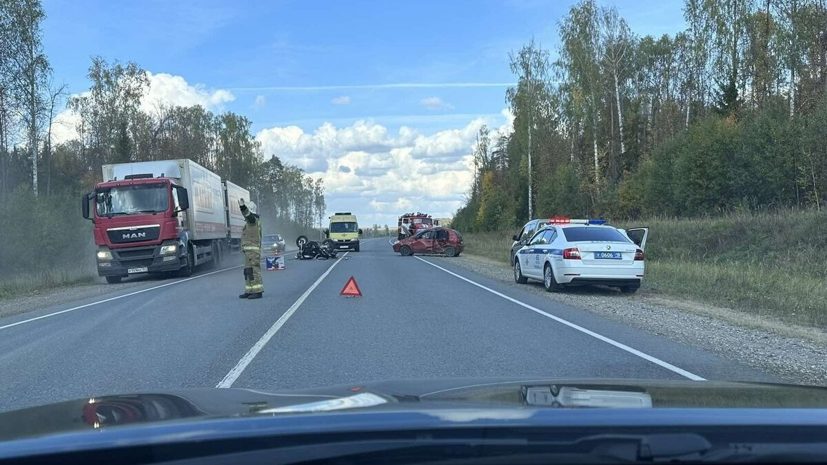     В Завьяловском районе Удмуртии столкнулись мотоцикл и автомобиль. Очевидцы сообщают, что водитель мотоцикла получил серьезные травмы.