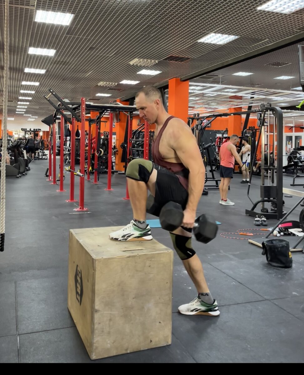 Зашагивания на бокс 60 см с гантелями 32/32 кг. 