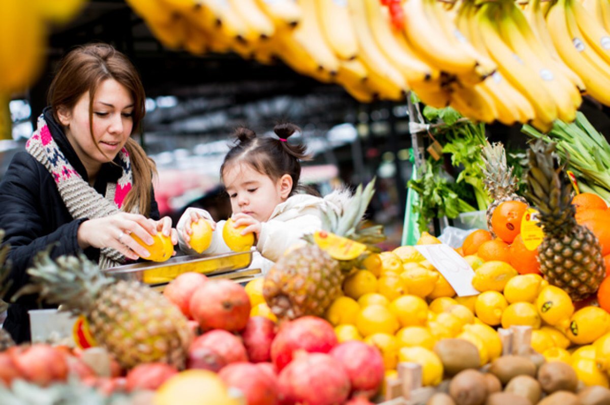    На рынке никаких маркировок и упаковок нет в принципе — полагаться можно только на глаз, нюх и вкус. Но такой личной «экспертизы» мало, если вы хотите выбрать безопасные продукты.