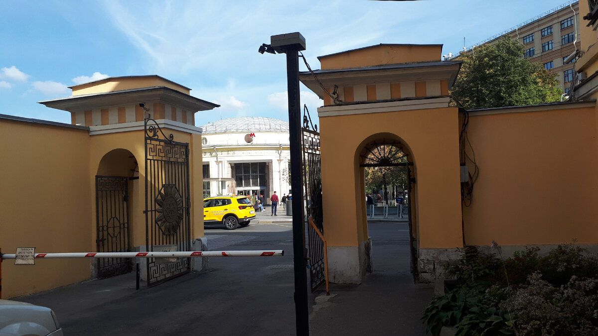 Вот это метро, Новокузнецкая, а магазин в глубине двора - вход в эти старинные ворота в бывшем особняке. Такие особняки расположены во множестве в районе Москворечья.