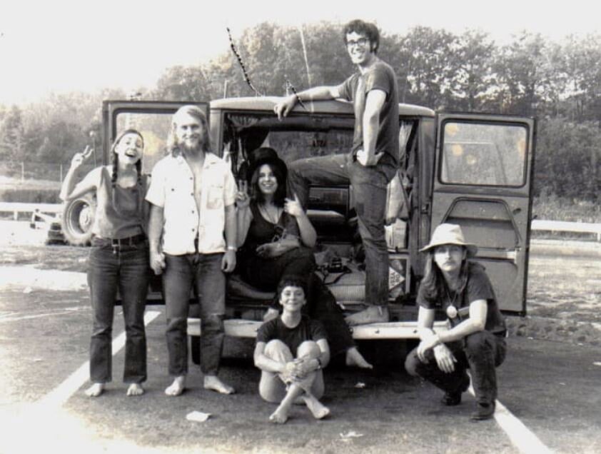 Нэнси Эйзенштейн (в шляпе) и ее друзья по дороге в Вудсток. Изображение предоставлено Nancy Eisenstein.