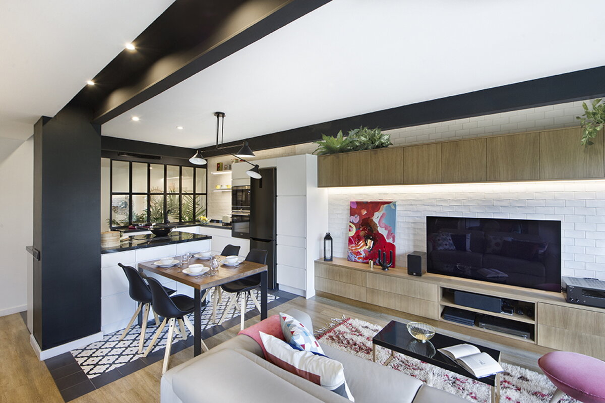 На фото: Гостиная в стиле лофт в маленькой квартире