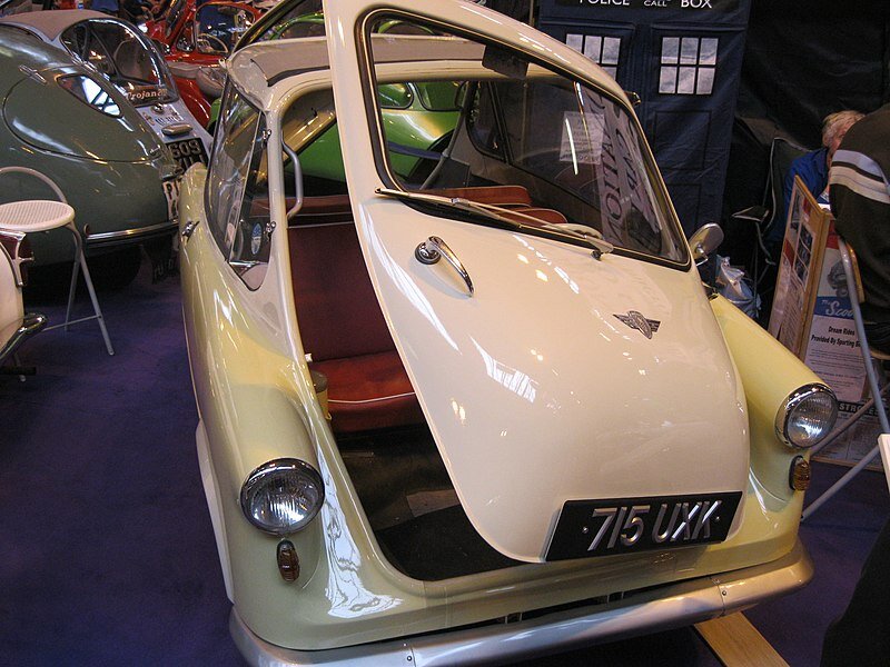 Родом из 1958 года. Производитель этого автомобиля предусмотрел 2 двери с противоположным расположением. Можно заметить, что задний диван развернут против направления движения.