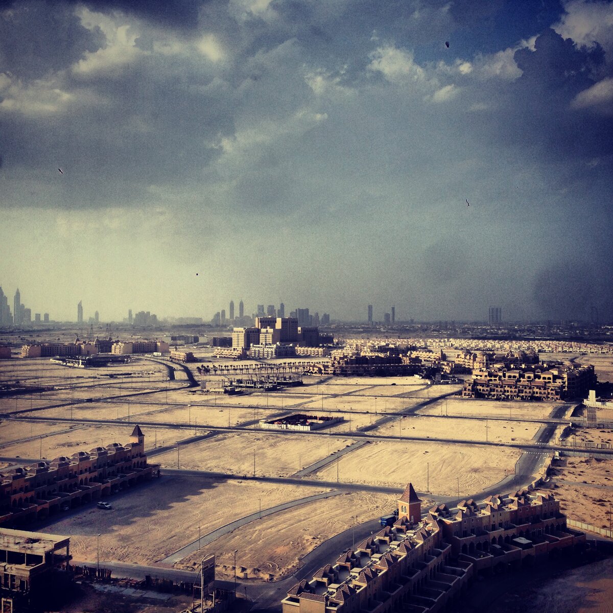 Типичное небо над ОАЭ зимой. Солнце за облаками