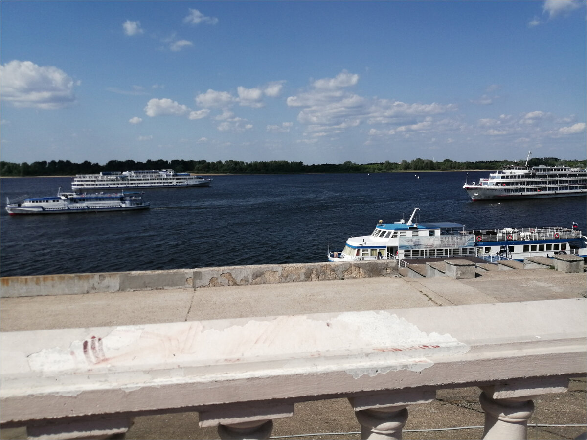 город Нижний Новгород. Набережная. Теплоходы следуют к причалу.