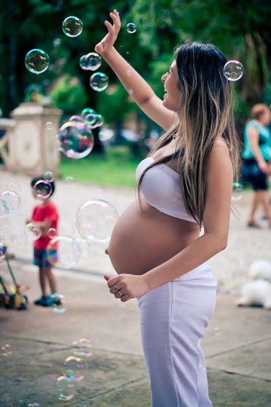 Почему некоторые беременные. Фотосессия беременной с мыльными пузырями.