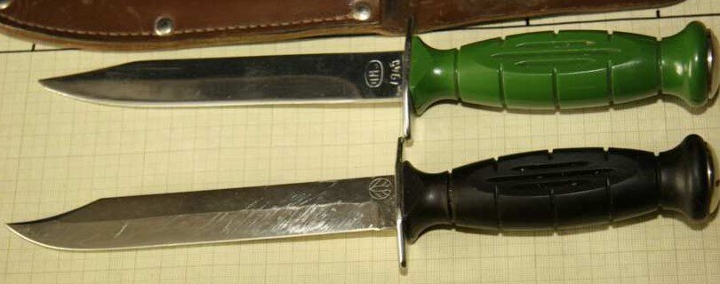 Ножи "Вишня". Хорошо заметна разница между клинком с златоустовским клеймом ИМЗ-1945 и клеймом производителя ножей. (фото с сайта rusknife.com).