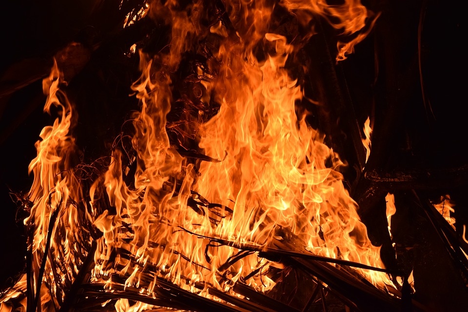 https://cdn.pixabay.com/photo/2017/04/03/06/20/fire-2197606_960_720.jpg
