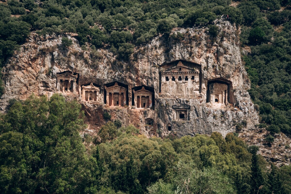 Лиикийские гробницы, высеченные в скалах