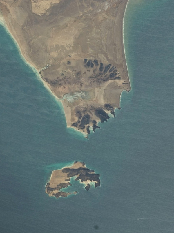 https://upload.wikimedia.org/wikipedia/commons/c/cc/Perim_and_entire_Shaikh_Said_Peninsula.jpg