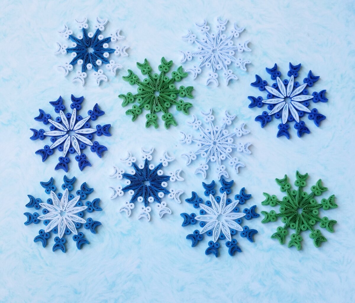 снежинки в технике квиллинг будут украшать открытки и конверты для денег