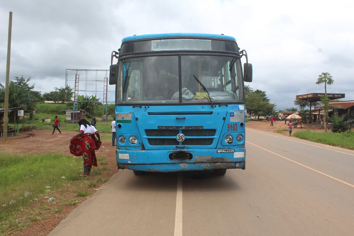 Индийский автобус Ашок Лейленд колесит просторы Либерии