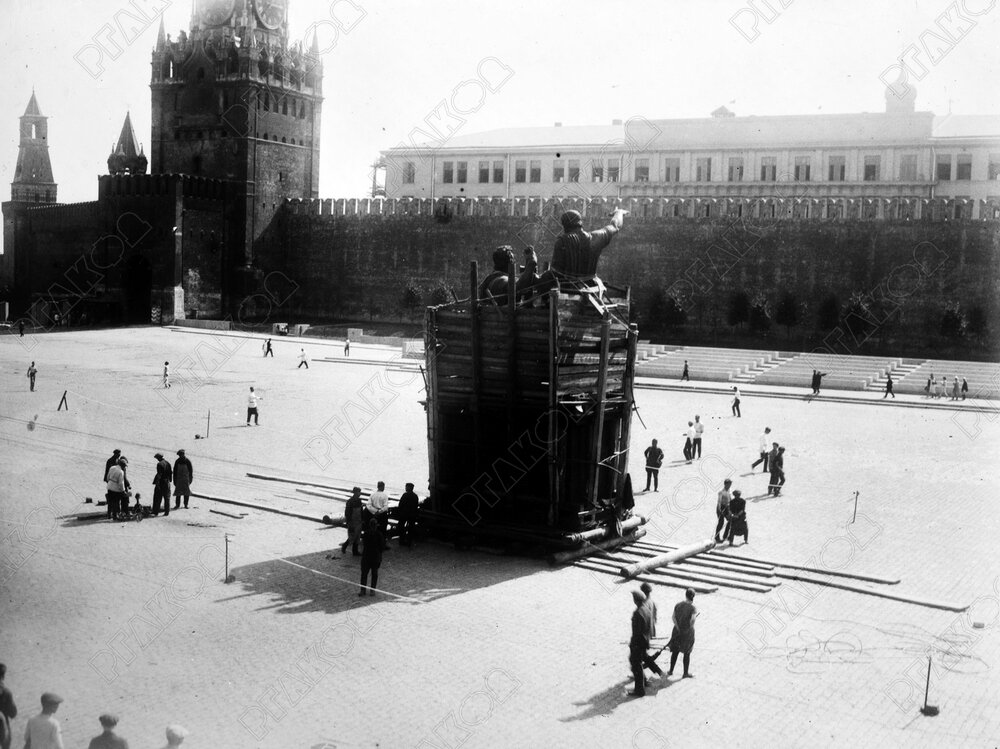 Транспортировка памятника К. Минину и Д. Пожарскому по Красной площади. Слева – Спасская башня Кремля. Москва, СССР. 1931. Фотограф Е.И. Явно. РГАКФД. Арх. № 2-113360  