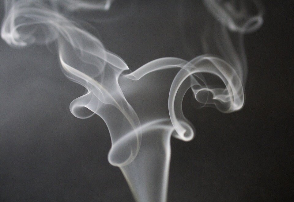 https://cdn.pixabay.com/photo/2015/09/09/20/45/smoke-933237_960_720.jpg