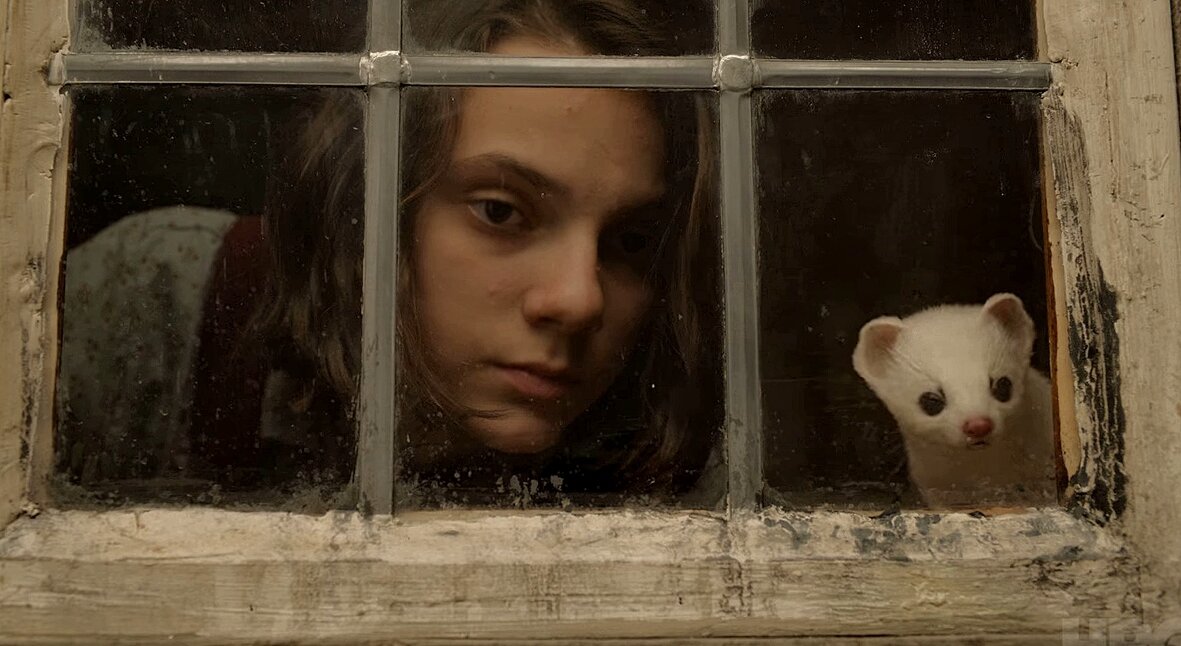 Главная героиня Лира и ее хорек)