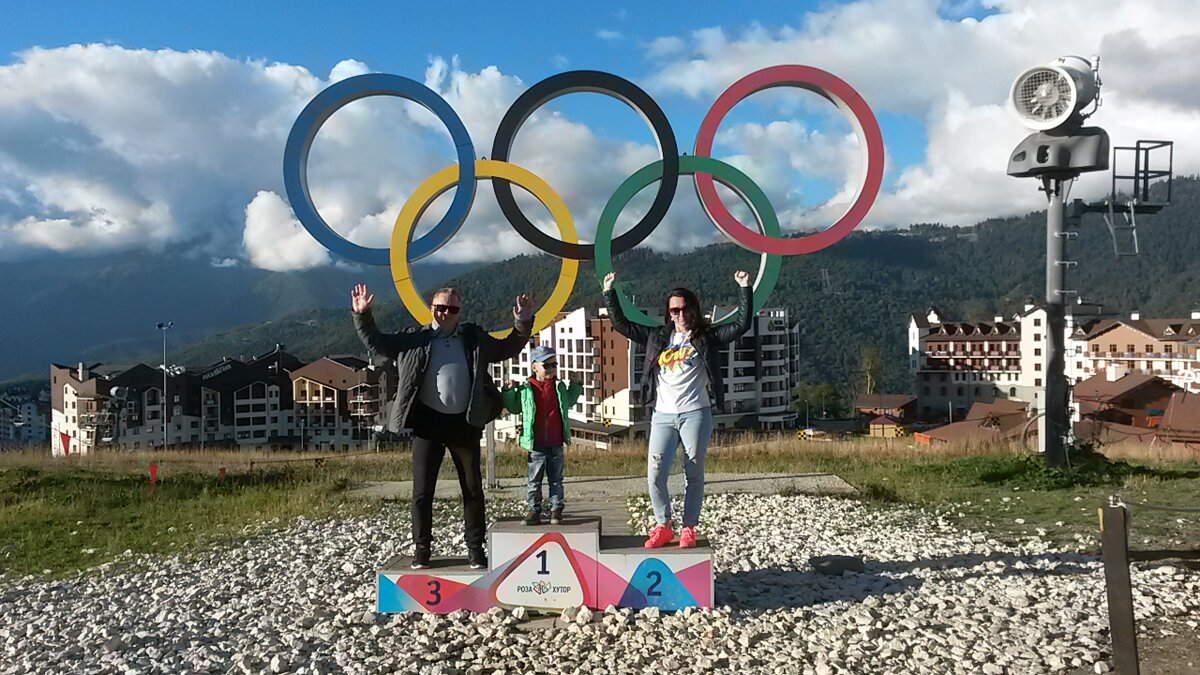 На Роза Хутор всегда холоднее. Брали с собой куртки и шапки.