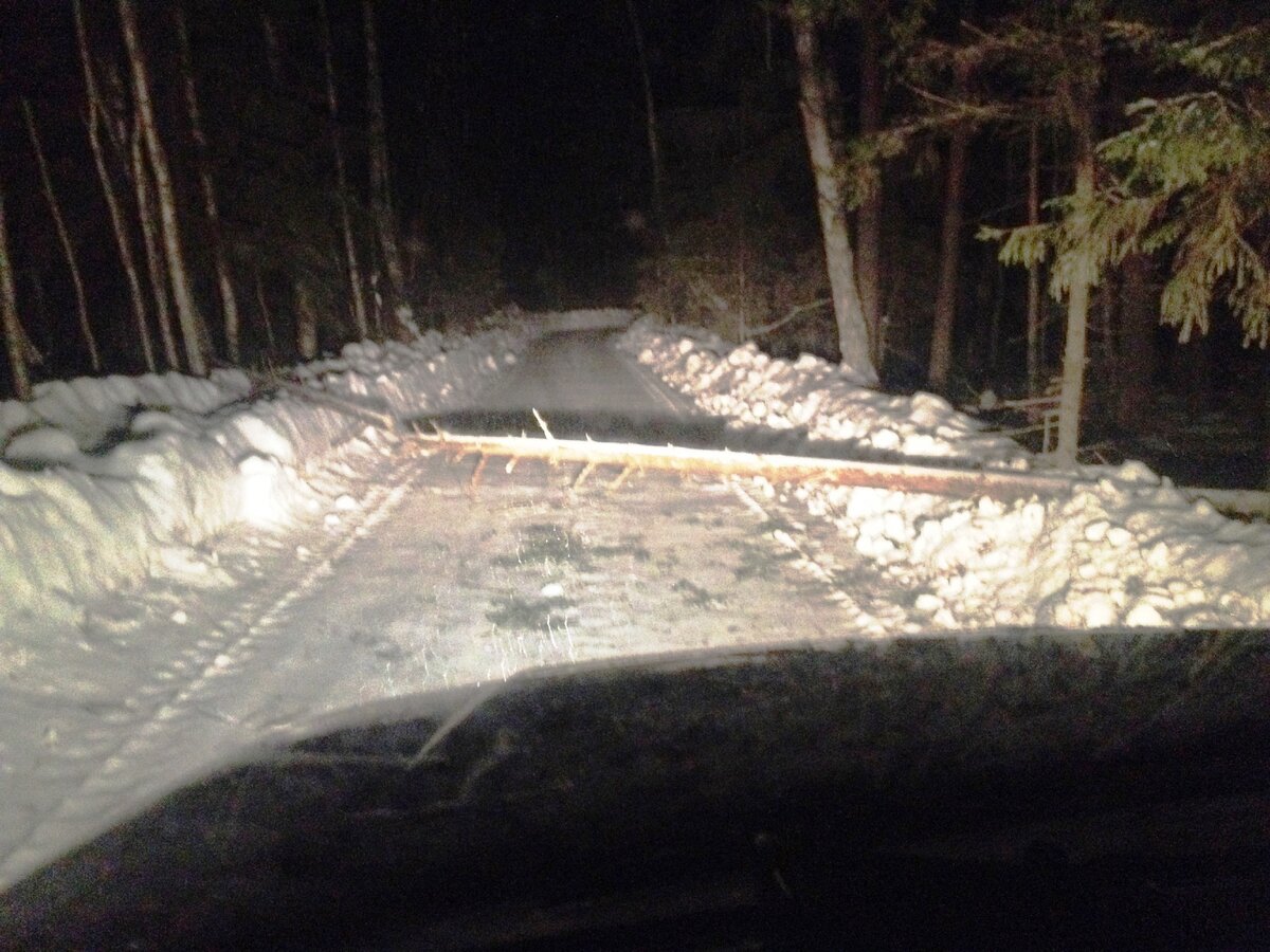 Позади остановился кроссовер, никто не выходит, свет фар слепит глаза. 