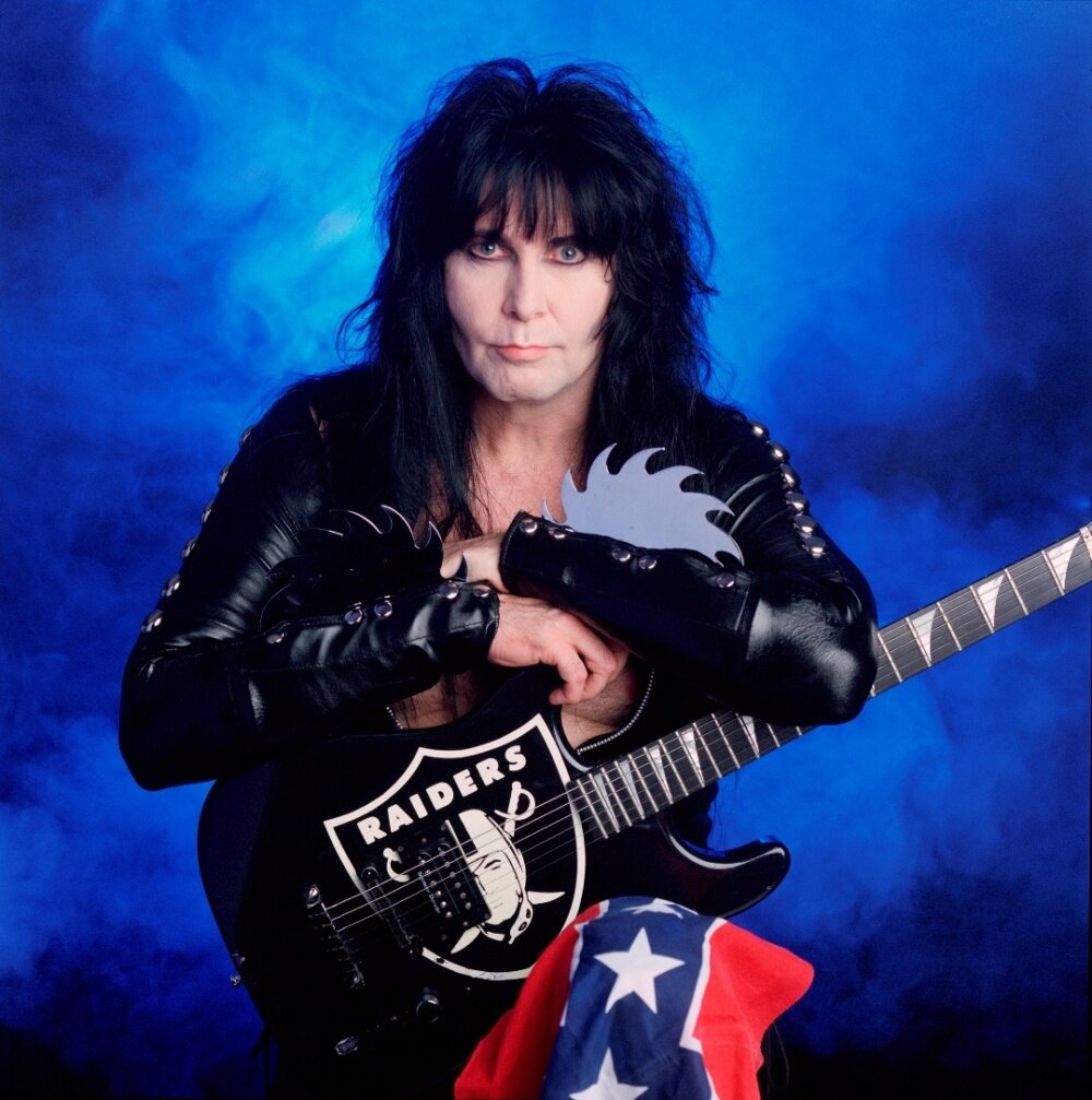 ... и старина Блэки собственной персоной (икона команды W.A.S.P.) с этим самым знаменем из иллюстрации выше, что может намекать на истинную расшифровку аббревиатуры