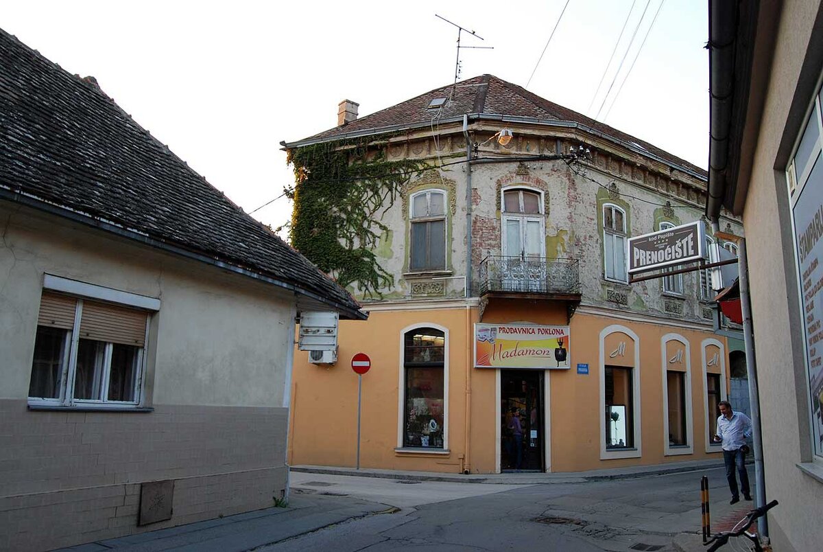 То же здание сзади