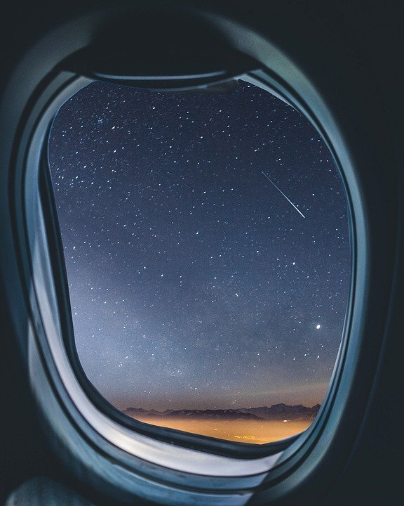 https://cdn.pixabay.com/photo/2019/06/04/21/53/airplane-4252410_960_720.jpg