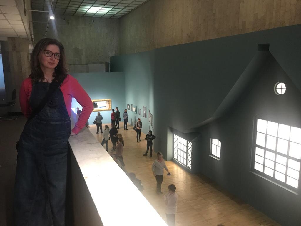 Вот так выставка смотрится со второго этажа.