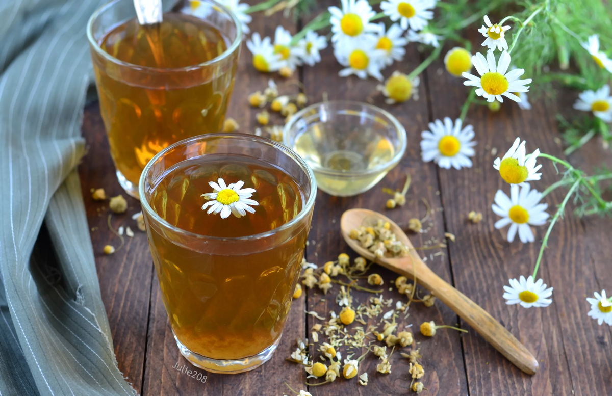 Настой дополняет диету, помогая избавиться в месяц от 10 кг лишнего веса. Для приготовления настоя в термос перекладывают две столовых ложки ромашки, заливают литром кипятка. Состав настаивается 6-8 часов, принимается трижды в день по 100 г за 30 минут до еды.