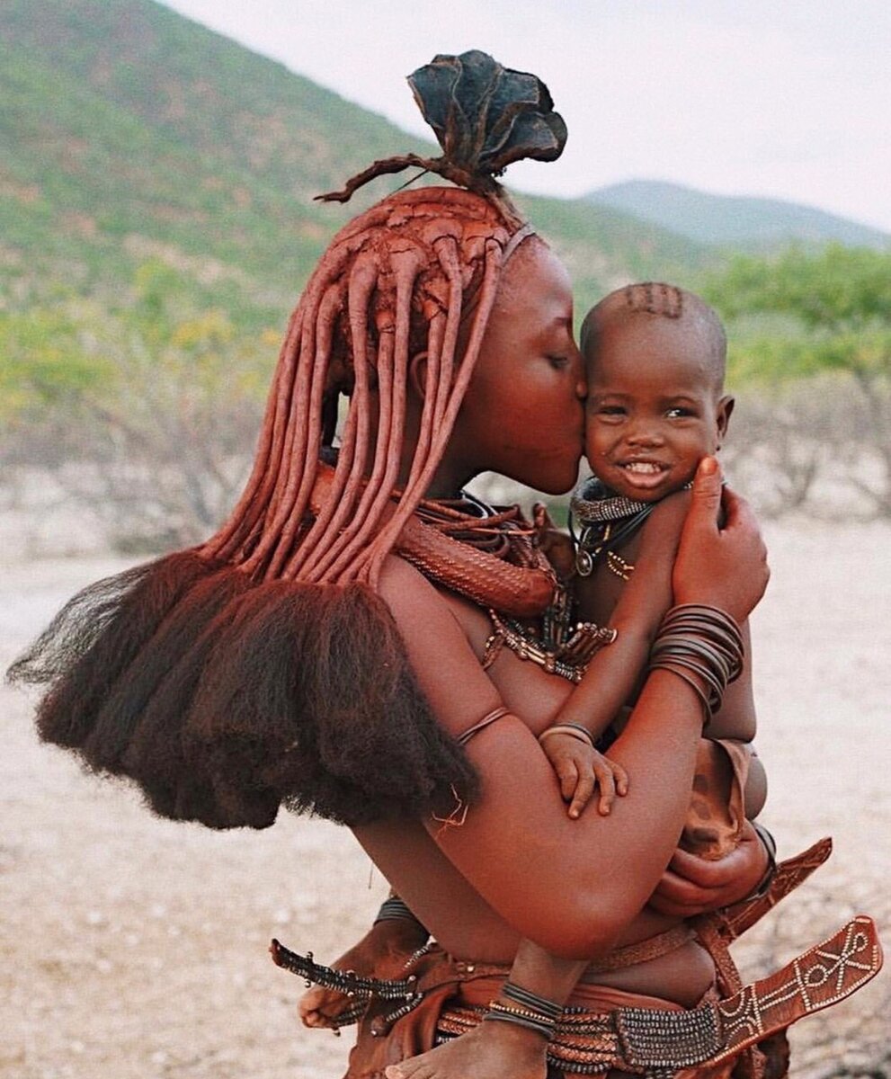 Девушка племени химба с ребенком