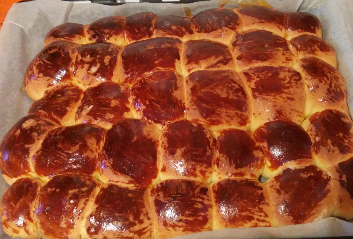 Очень вкусные получились. Пришли гости и булки кончились за полчаса:)