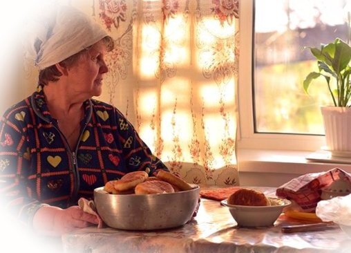 Танечка угости бабушку своим пирогом. Пирожков бабка. Бабушка угощает. Балканская бабушка. Бабушка угощала ребят сочными фруктами продолжение.