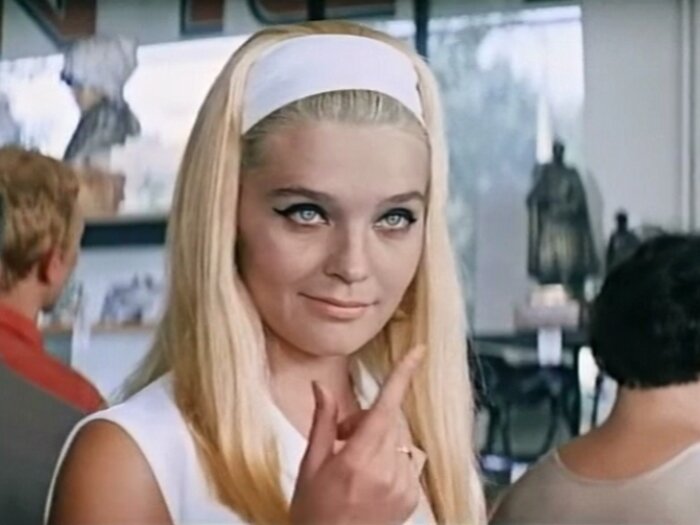 Светлана Светличная в фильме *Бриллиантовая рука*, 1969

15 мая исполнилось 78 лет известной актрисе Светлане Светличной, которую называют первым секс-символом советского кино. Она сыграла 68 ролей, но все ее помнят по эпизоду в «Бриллиантовой руке» и фразе «Не виноватая я, он сам пришел!». Ее личная и творческая судьба складывалась довольно успешно – до тех пор, пока она сама все не разрушила. Ее близкие так и не смогли простить ей смерть мужа, Владимира Ивашова, и младшего сына Олега.