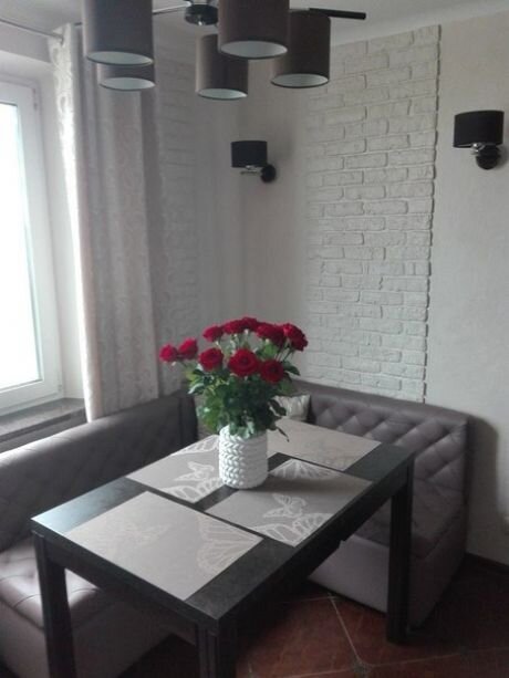 Как и здесь, хотя сам кирпич выбран хороший, но его выдает толщина. Если хотелось сделать акцент, проще было повесить постер или картину - их хотя бы можно менять. Изображение с сайта pinterest.com