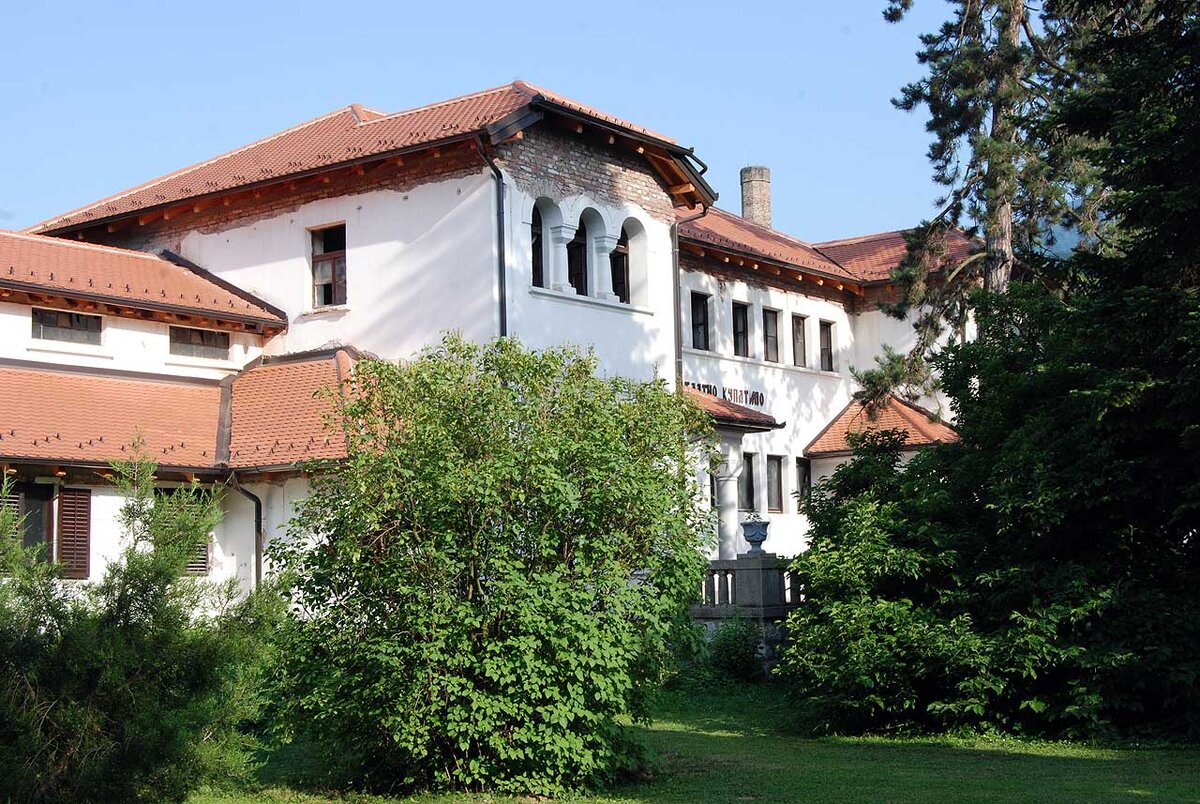 Здание королевской грязелечебницы, построенное в начале двадцатого века