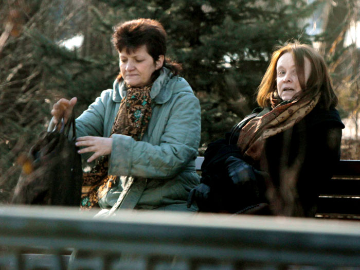 Маргарита Терехова на картинке справа, выход на прогулку в компании сиделки. Источник: https://www.eg.ru/showbusiness/808955-kak-nashi-zvezdy-boryutsya-so-smertelnymi-boleznyami-055692/