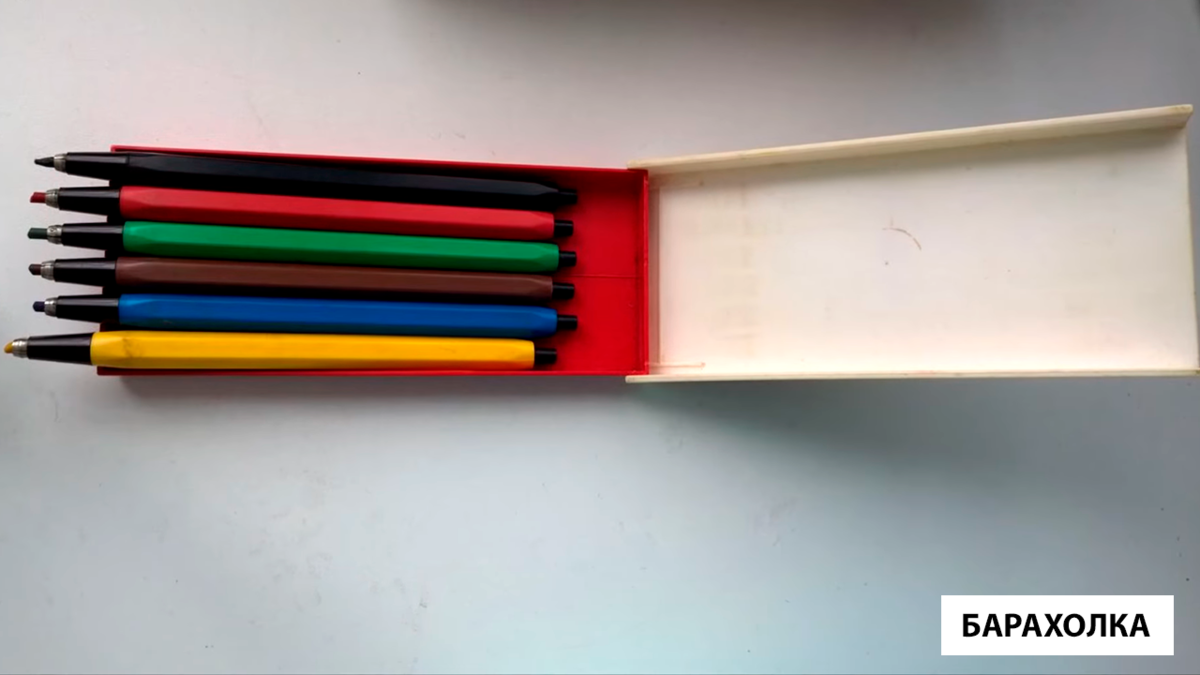Фото карандашей в пенале вблизи
