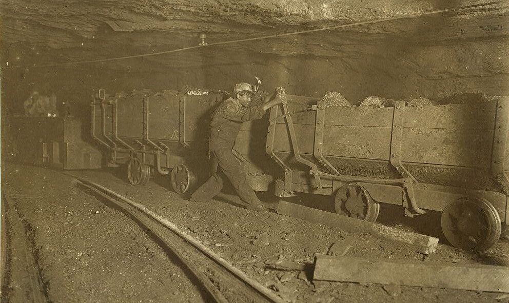 Шахта. Во время Великой Отечественной войны многие советские шахты продолжали работу благодаря тому, что под землю спустились женщины. В восемнадцатый девятнадцатый век работа в забое была для женщин была рядовой
