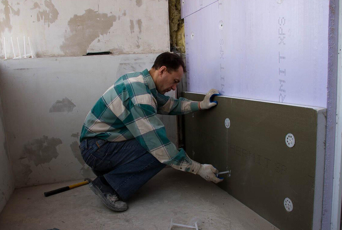 делает ремонт