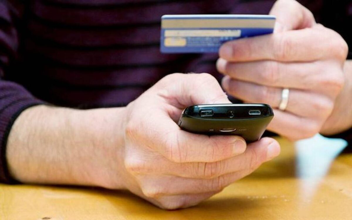 «Последствия этих атак варьируются до кражи конфиденциальной информации до полного прекращения работы гаджета», — пишут авторы исследования Сид Рафиул Хуссейн и Имтяз Карим.