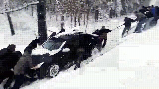 Не проехали мимо чужой беды, сплотились и помогли вытянуть машину из кювета. Источник - https://www.youtube.com/watch?v=sGzNLur5qeY