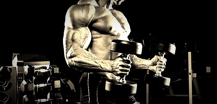 Бодибилдер с гантелями