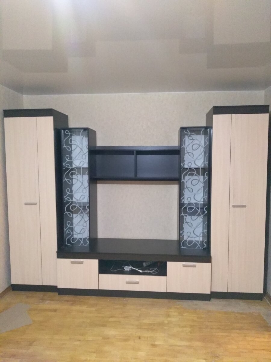 Примерно такая гостиная попалась мне в одной из квартир. О вкусах не спорят, поэтому про эстетику не говорю. Мне такой вариант мебели оказался неудобным чисто из практических соображений. 