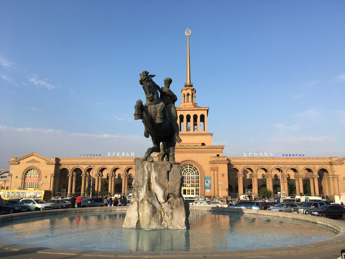 Гюмри тбилиси. Железнодорожный вокзал Ереван. ЖД вокзал Ереван. Ереван-Гюмри вокзал. Ереван Ереван Железнодорожный вокзал.