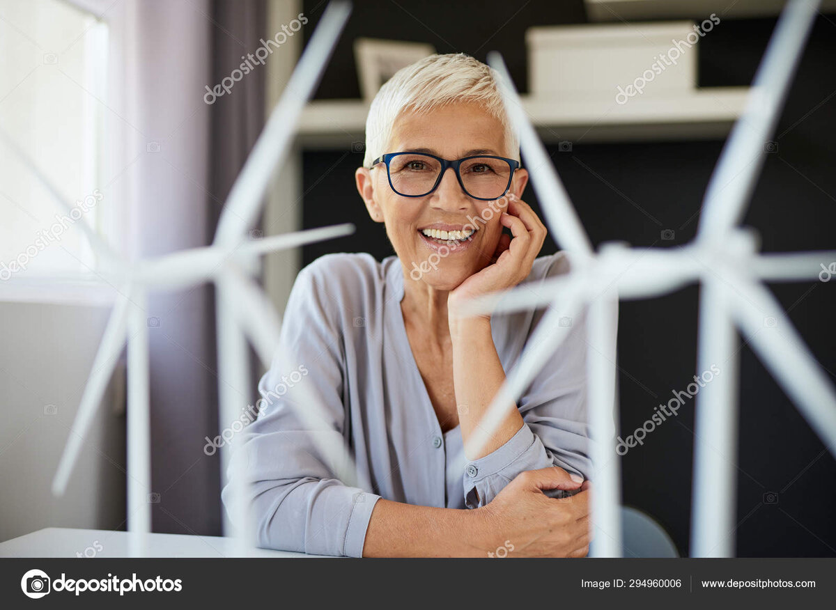 Красивая кавказская женщина в возрасте