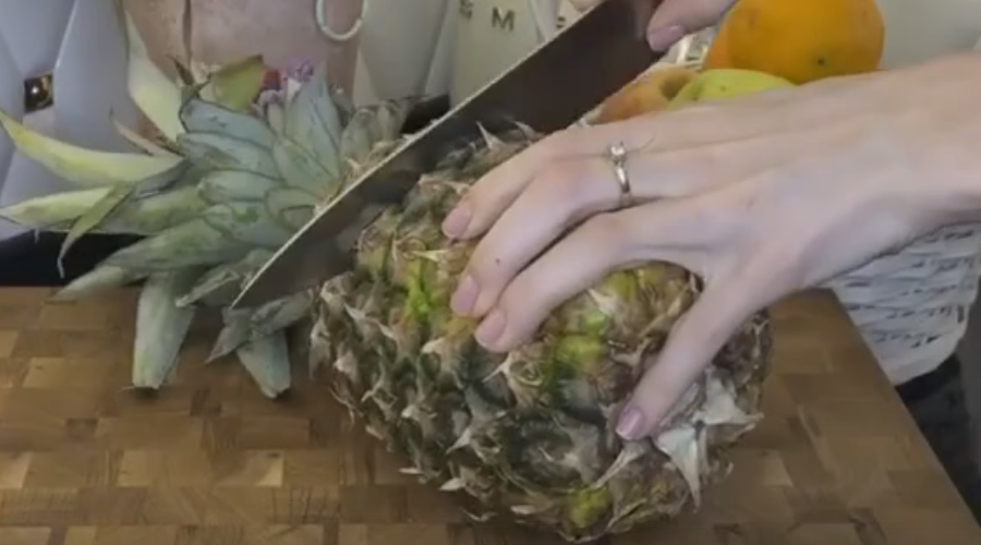 Отрезаем верхнюю часть ананаса. Примерно 40% верха должно получится