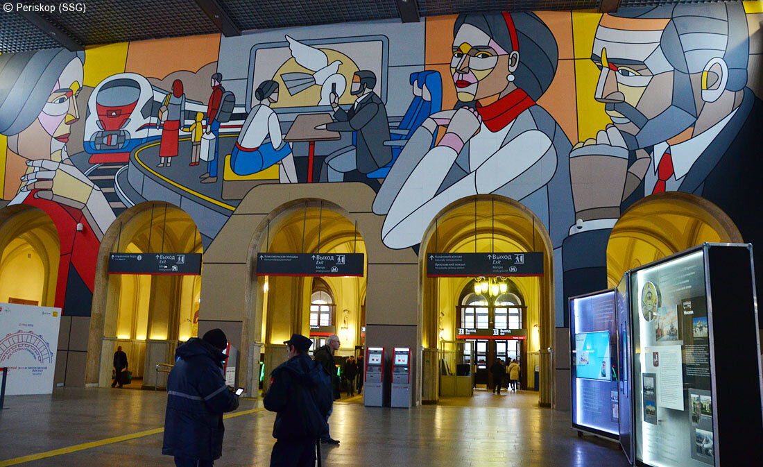 2. А если пройти внутрь вокзала, то взгляду открывается и другая роспись, более масштабная - в том же стиле. Она тоже с "Сапсаном".

