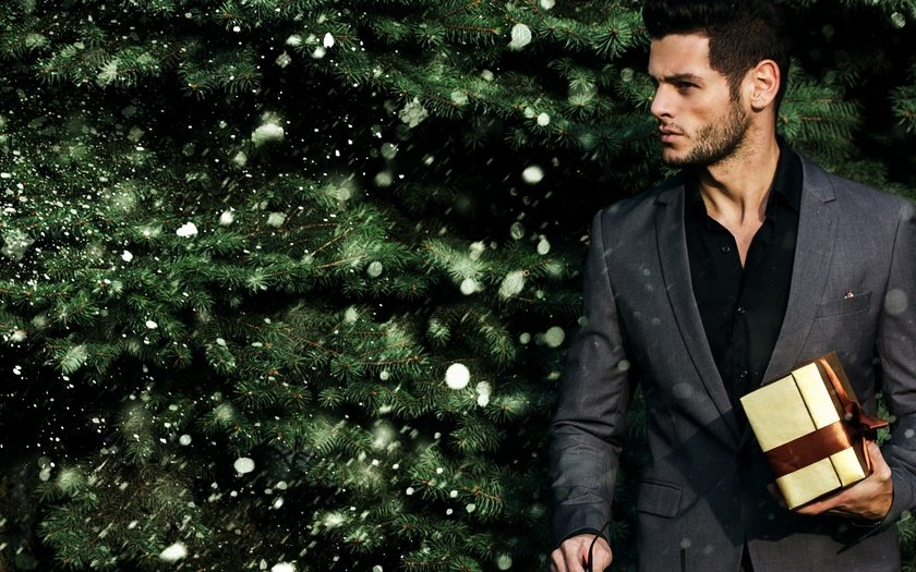 Идеальным будет, если мужской образ будет сочетаться с женским. В качестве аксессуаров можно подобрать галстук — бабочку. 