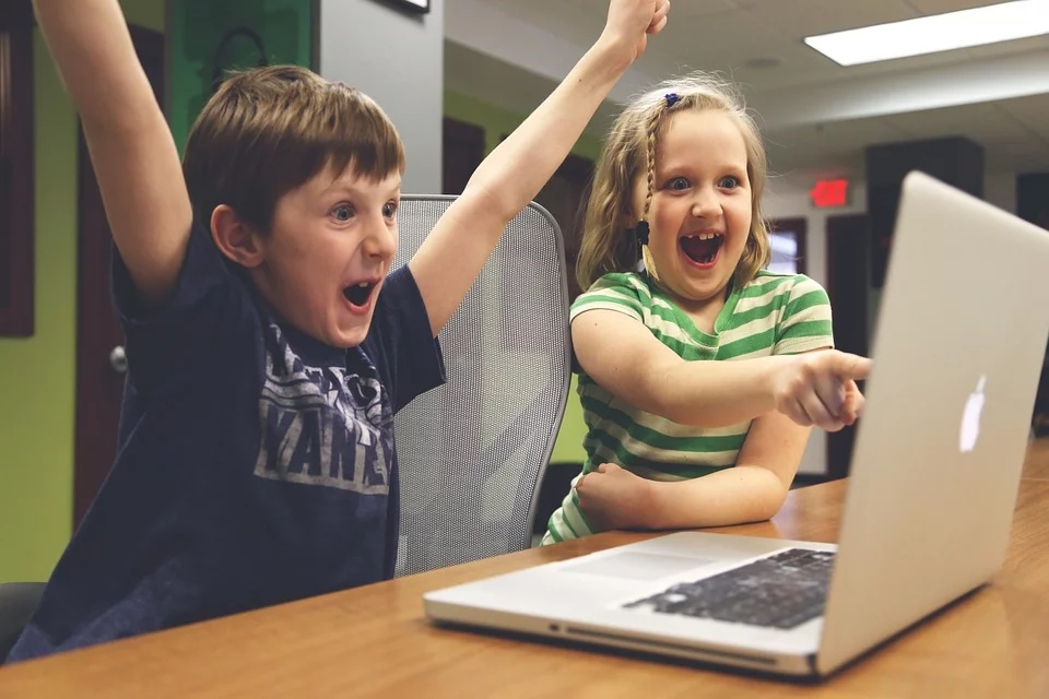 https://pixabay.com/photos/children-win-success-video-game-593313/