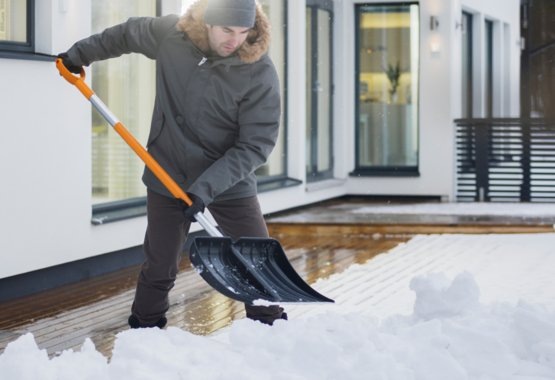 Источник: https://www.fiskars.ru/var/fiskars_main/storage/images/content-blocks/category-intros/gardening/don-t-get-snowed-under/1433428-107-rus-RU/sovety-po-uborke-snega_bilateral_content_one.jpg