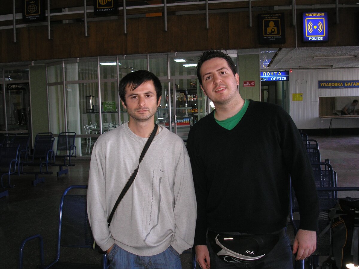 Я и Франсиско в Махачкалинском аэропорту