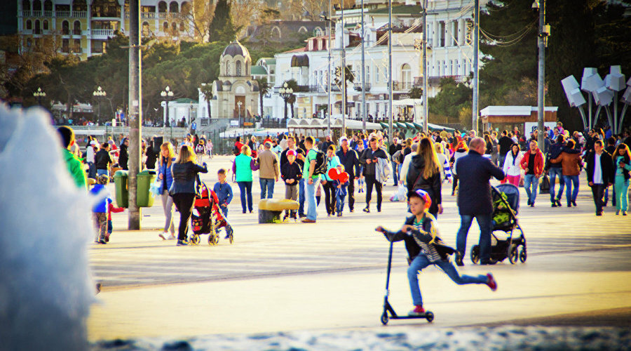 Люди на набережной Ялты /  Фото: Андрей Бурдейный